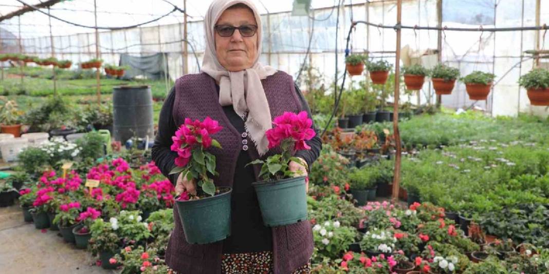 Kadın emeği sokakları süslüyor! 1 milyona yakın çiçek dikimi başladı 3